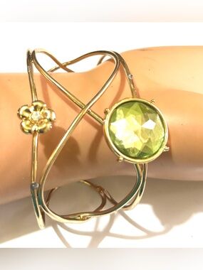 Gold-Tone Bracelet with Green Faceted Gem and Flower Accent one size